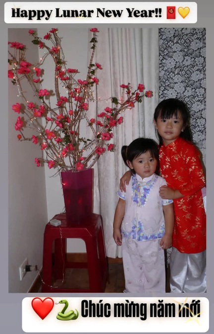 New Jeans's Hanni posted a childhood photo wearing an áo dài along with a Vietnamese New Year greeting: "Chúc Mừng Năm Mới."